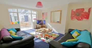 Comfy living rooms with leather sofas & 37" LED HD TV 2/21