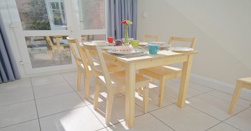 Amazing conservatory dining room adjoins living room and kitchen 3/21