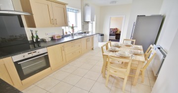 Magnificent dining kitchen; great for socialising and dinner parties 6/21