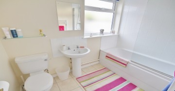 Sparkling white bathrooms have bath and thermostatic shower mixer 13/21