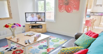 Perfect setting for a cosy movie night at home with you housemates 17/21
