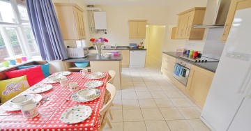 Well-appointed dining kitchen with dishwasher and extra-large fridge & freezer capacity 20/21